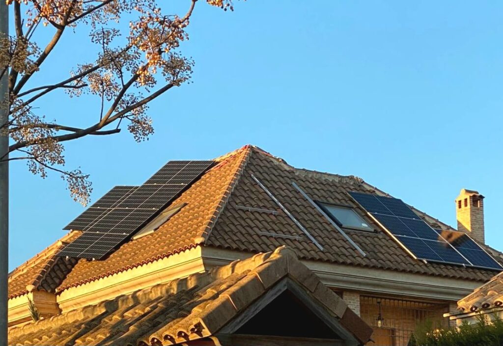 Instalación solar fotovoltaica con cargador de vehículo eléctrico